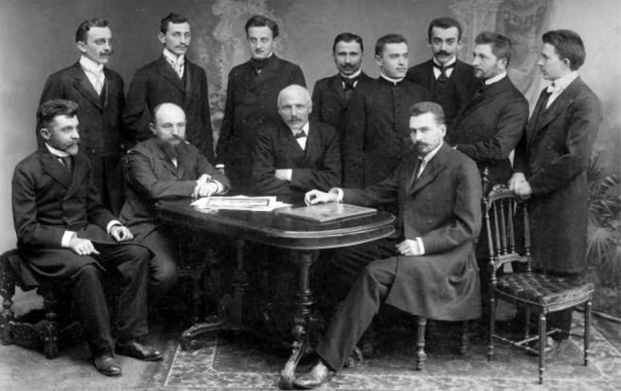 Маріан Смолуховський у колі професорів та випускників четвертого року навчання філософського факультету Львівського університету, 1904 р. Роман Шипайло стоїть другий справа (Ilnytska А. Marian Smoluchowski: A story behind one fhotograph / А. Ilnytska, J. Ilnytskyi, Yu. Holovatch, A. Trokhymchuk // Condended Matter Physics. – 2012. – Vol. 15. – № 4)