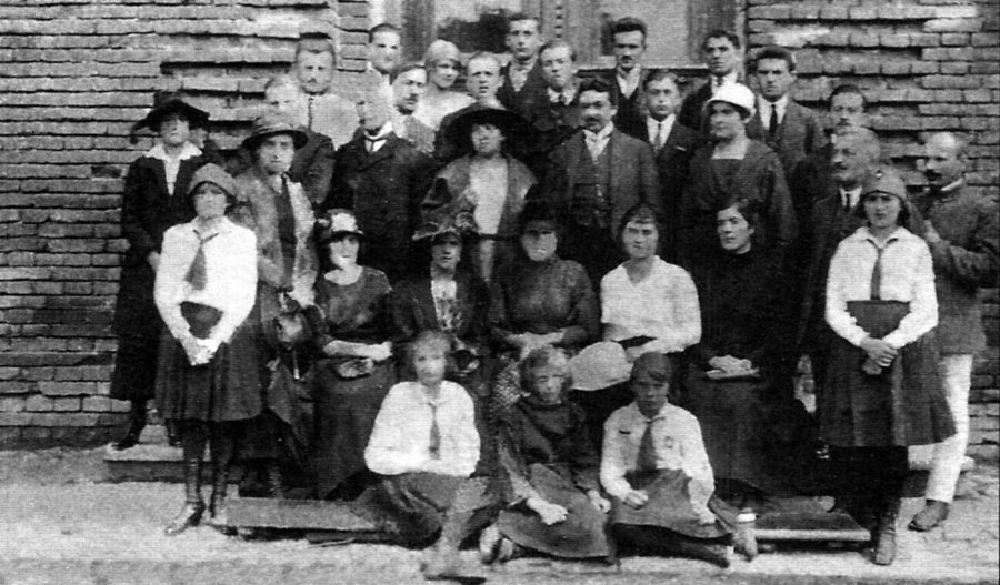 Учасники курсу пластових впорядників, Коломия, 14–18 серпня 1922 р. Роман Шипайло стоїть у третьому ряду другий справа (Гуцули у Визвольні боротьбі : спогади січового стрільця Михайла Горбового – Вінниця; Київ, 2009)