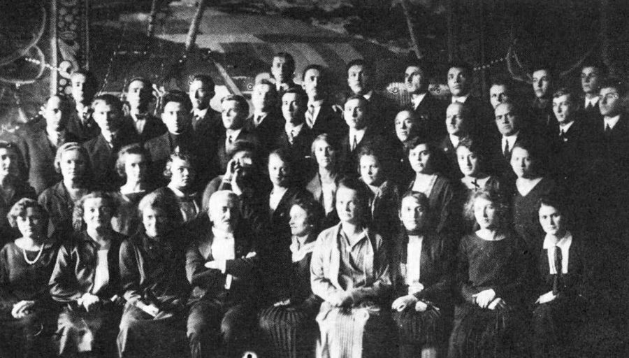 Мішаний хор Товариства «Боян» у Бережанах, 1927 р. Роман Шипайло сидить у першому ряду четвертий зліва (Бережанська земля: історично-мемуарний збірник / упоряд. В. Лев. – Нью-Йорк; Париж; Сідней; Торонто, 1970)