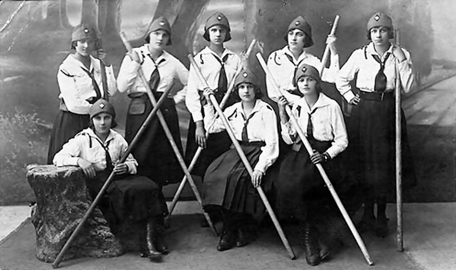 Пластунки гуртка «Соловій» , 1920-ті рр. Друга зліва стоїть Мері Бек – студентка приватної Коломийської жіночої гімназії УПТ (зі сайту http://incognita.day.kiev.ua/ledi-z-pershix.html)