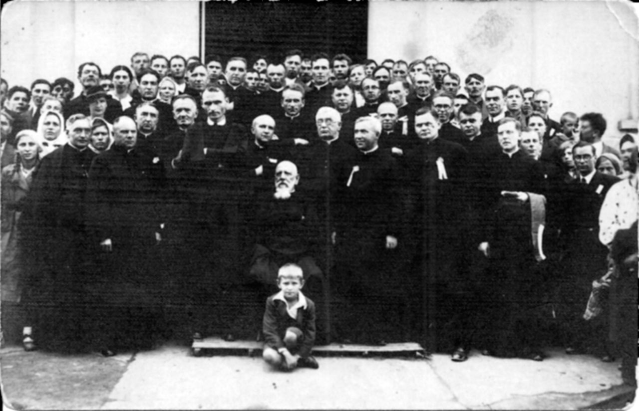 Отець Базюк (сидить посередині) після посвячення «Кооперативного дому» у Ходорові, вересень 1928 р. 