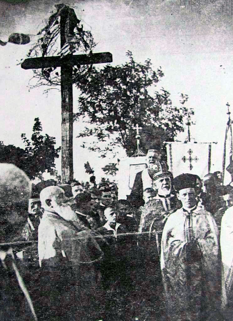 Отець-митрат Олекса Базюк (стоїть біля Хоругви) під час панахиди за українськими січовими стрільцями полеглими в боях на горі Ключ біля села Труханів на Сколівщині