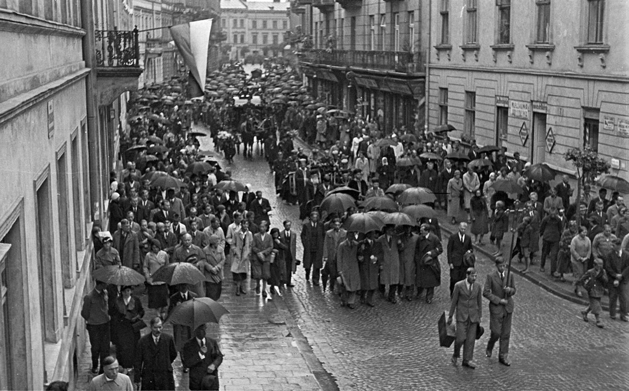 Траурна процесія з тілом Олекси Новаківського прямує до Личаківського цвинтаря. Львів, 31 серпня 1935 р.