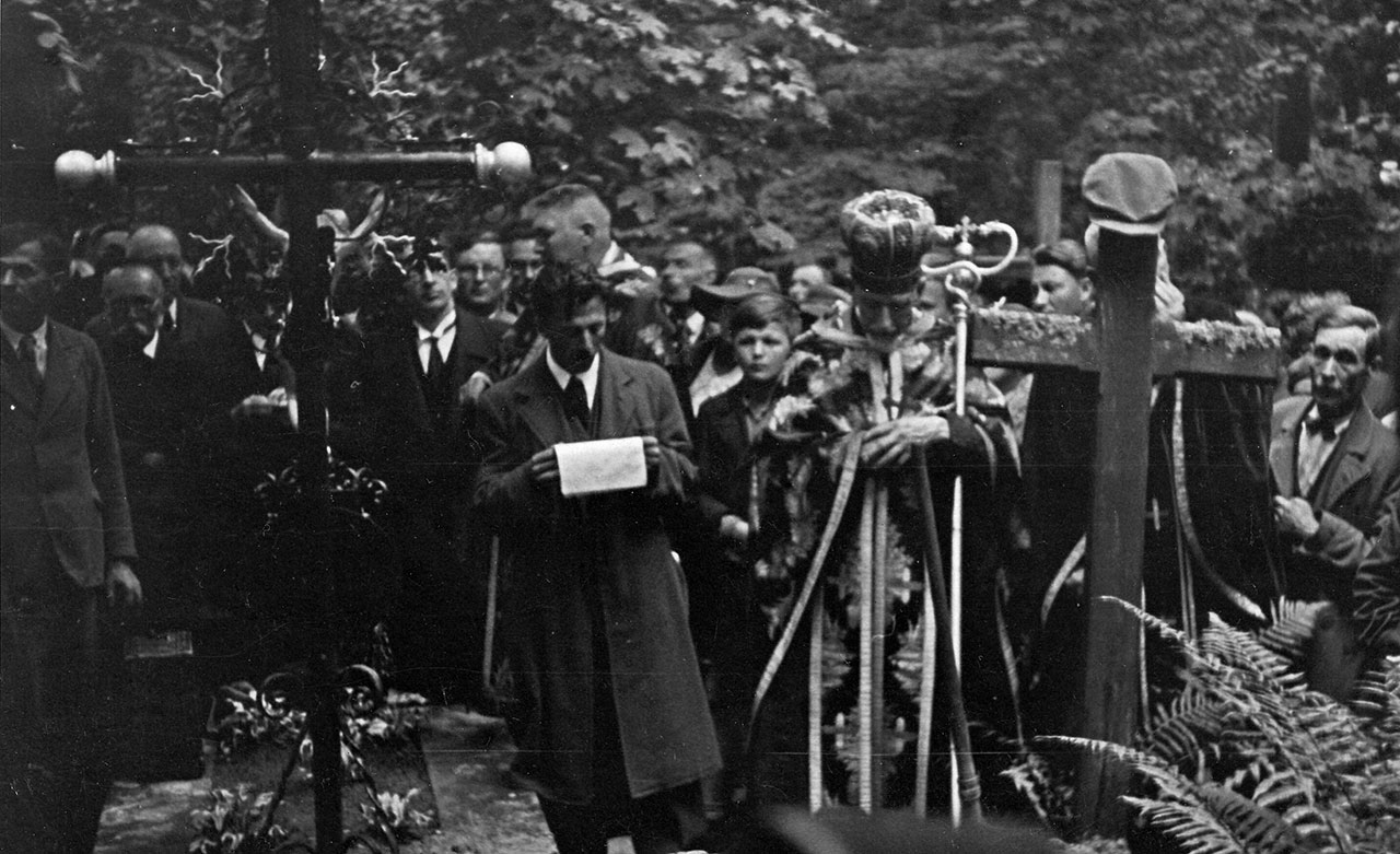 Отець Базюк біля могили Олекси Новаківського. Личаківський цвинтар, 31 серпня 1935 р.