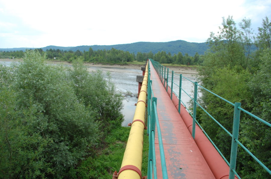 Міст через річку Стрий, прокладений по двох трубопроводах