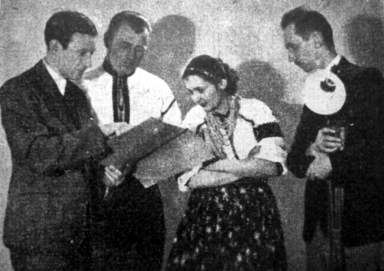 Василь Софронів-Левицький дає вказівки акторам (Андрієві Поліщуку і Марійці Сафіян), справа режисер Юліан Дорош, 1936–1938 рр. (Світло й Тінь. – 1939. – Ч. 1)