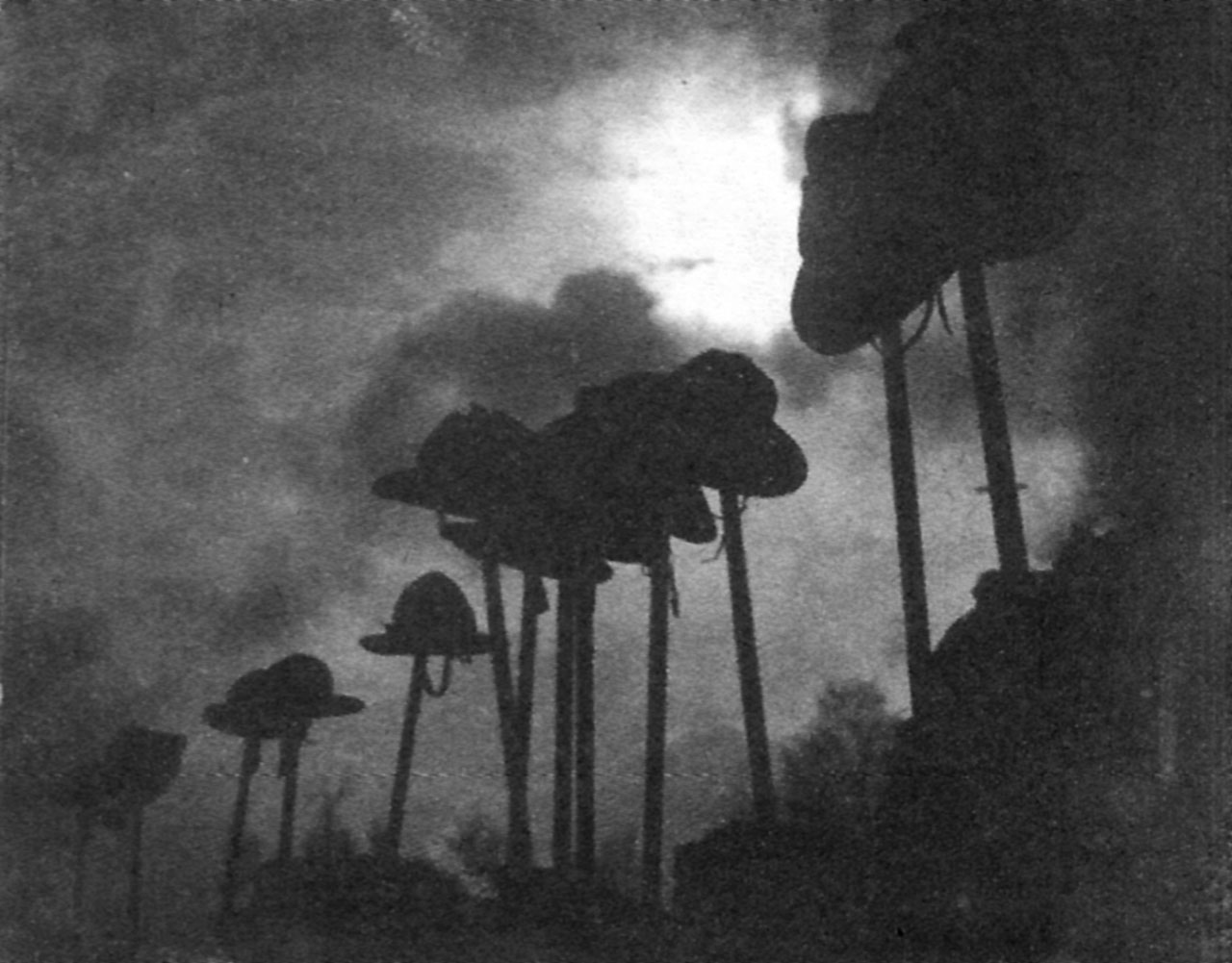 Юліан Дорош. Постій (пластуни на привалі), кін. 1920-х рр. (Dawna fotografia lwowska. 1839—1939. — Lwow, 2004)