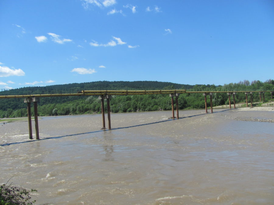 Довжина цього унікального моста сягає 400 м.