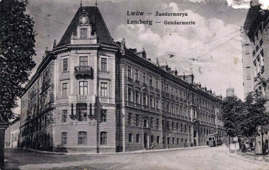 Будинок управління поліції на розі вул.Коперніка та Сапєги