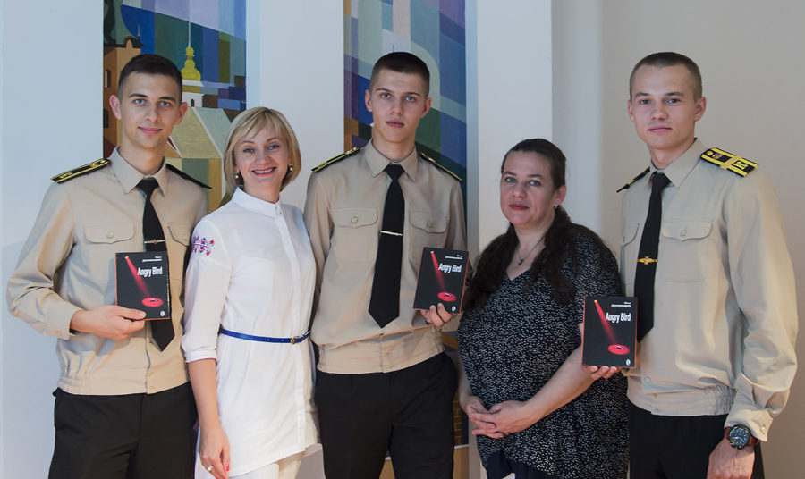 Ксенія Мацкевич разом з акторами театральної студії Університету безпеки життєдіяльності та її керівником Галиною Хлипавкою. Фото: Ксенія Янко