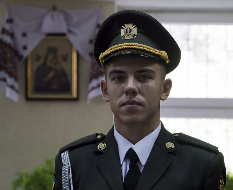 Курсант Академії сухопутних військ презентує однострій нового зразка. Фото: Ксенія Янко