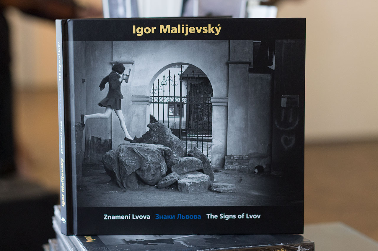 Альбом світлин Ігоря Малієвського "Знаки Львова", який можна було придбати на відкритті виставки