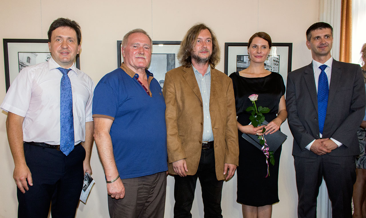 На відкритті виставки, зліва направо: Андрій Клімашевський, Степан Павлюк, Ігор Малієвський, Луціє Ржегоржікова і Павел Пешек