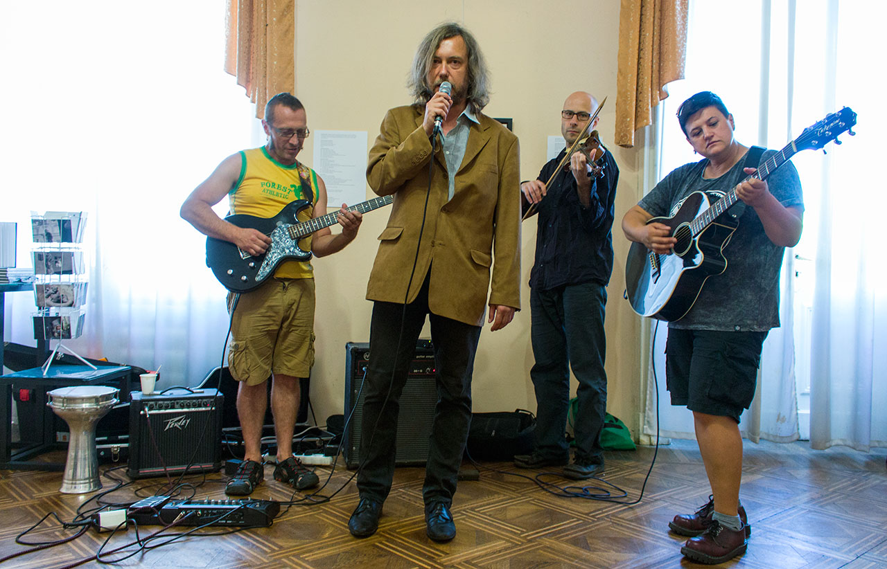 Ігор Малієвський у супроводі музичного бенду з Чехії