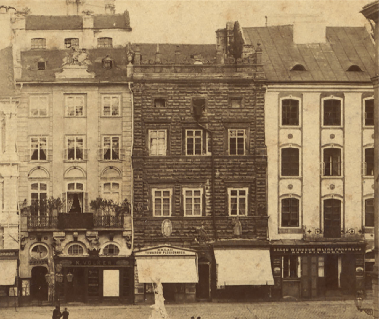 Чільний фасад «Чорної кам’яниці» перед перебудовою 1884 року.