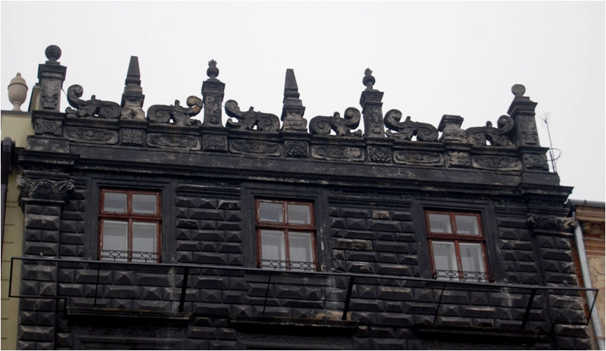 Верхній поверх та аттик «Чорної кам’яниці» (сучасний стан)