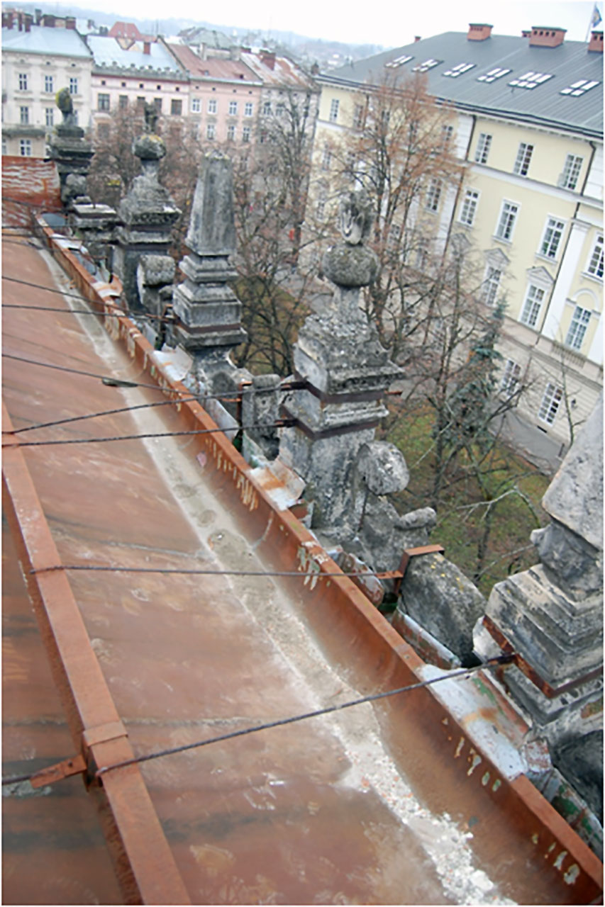 Фрагмент даху та аттика «Чорної кам’яниці» (сучасний стан)