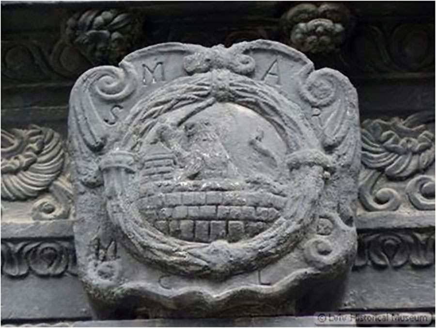 Ґмерк Мартина Анчевського над вхідним порталом «Чорної кам’яниці»