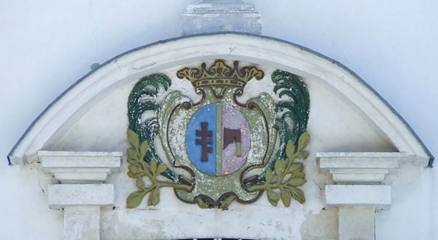 Герб Топор присутній на костелі у Семенівці
