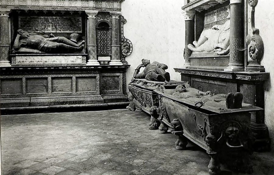 На задньому плані поховання Миколи Сенявського у костелі міста Бережани 