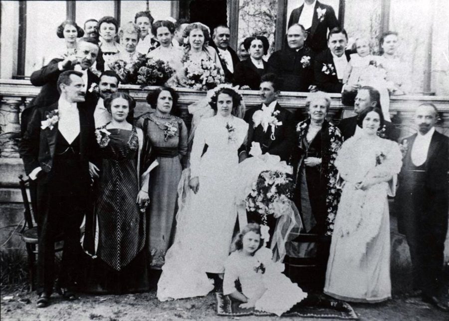 Весілля Ірени Дрекслер і Мечислава Хвастовського, Львів 1911 рік (1914?). На зліва від нареченої – Люна Дрекслер 