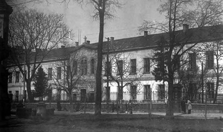 Будинок української державної гімназії у Тернополі по вул. Костюшка, 9 (тепер – вул. Камінна) у 1921–1930 рр. (зі сайту http://odb.te.ua/830)