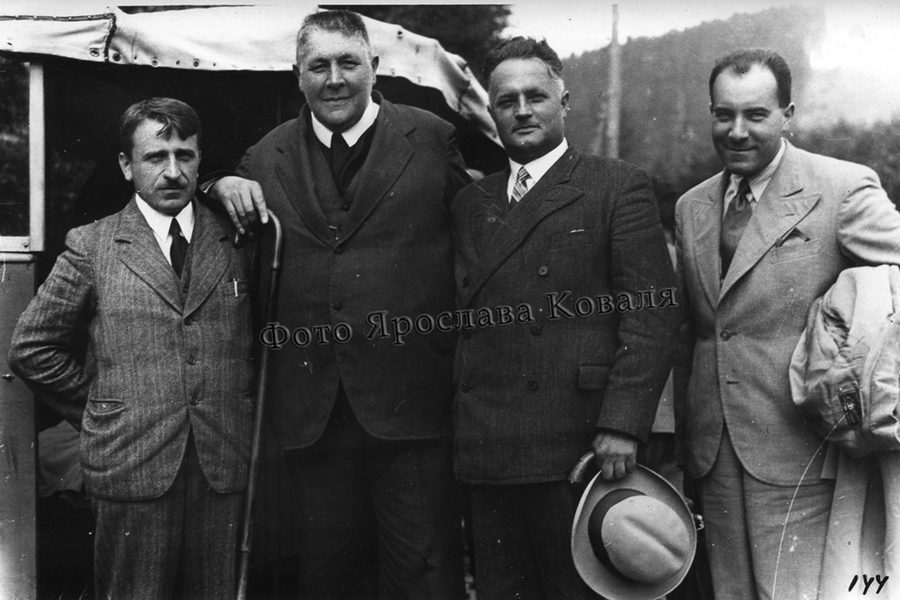 Адміністратор Гладкий, о. Леонтій Куницький, Василь Тисяк, Антін Рудницький, ймовірно, 1930-ті рр. (зі сайту http://librozh.at.ua/index/vidomi_postati_u_pidljutomu/0-43)