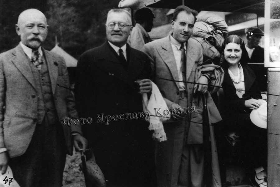 Іларіон Свєнціцький, Олександр Лотоцький, Антін Рудницький, Марія Сокіл, ймовірно, 1930-ті рр. (зі сайту http://librozh.at.ua/index/vidomi_postati_u_pidljutomu/0-43)