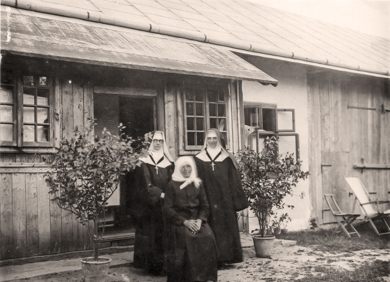 Перший монастирський будинок збудований на Берегах. 