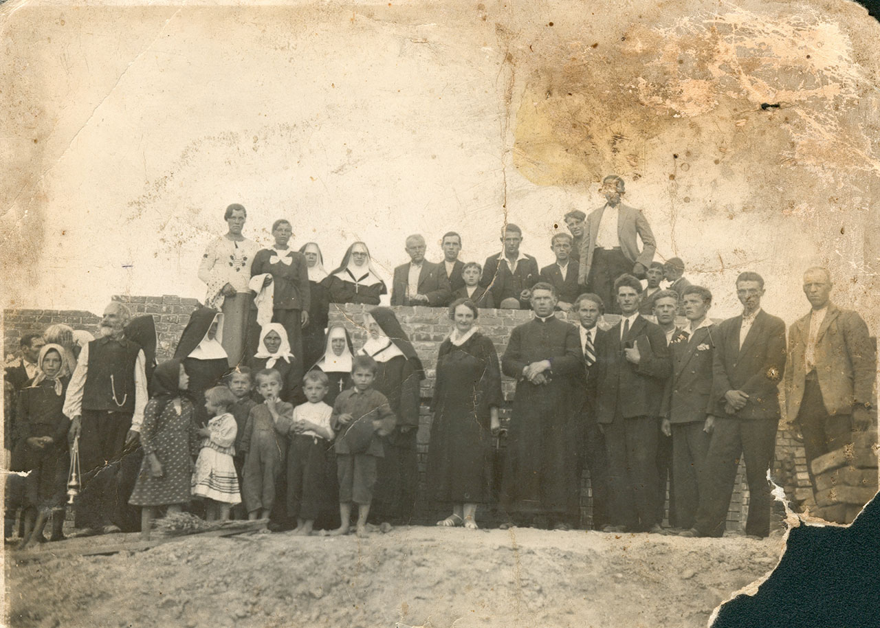 Громада при освяченні наріжного каменя