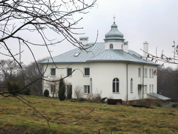 Відновлений монастирський будинок на Берегах.