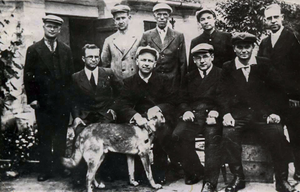 Редемптористи перед початком гонінь на Церкву. Сидять зліва направо: о. Дмитро Леб´як, о. Василь Величковський, о. Володимир Стернюк, о. Богдан Орищук. Стоять зліва направо: бр. Тит Чепіль, бр. Альфонс Дацьків, бр. Петро Каваців, бр. Авксентій Кінащук, бр. Василь Стець. 1940-і рр.;