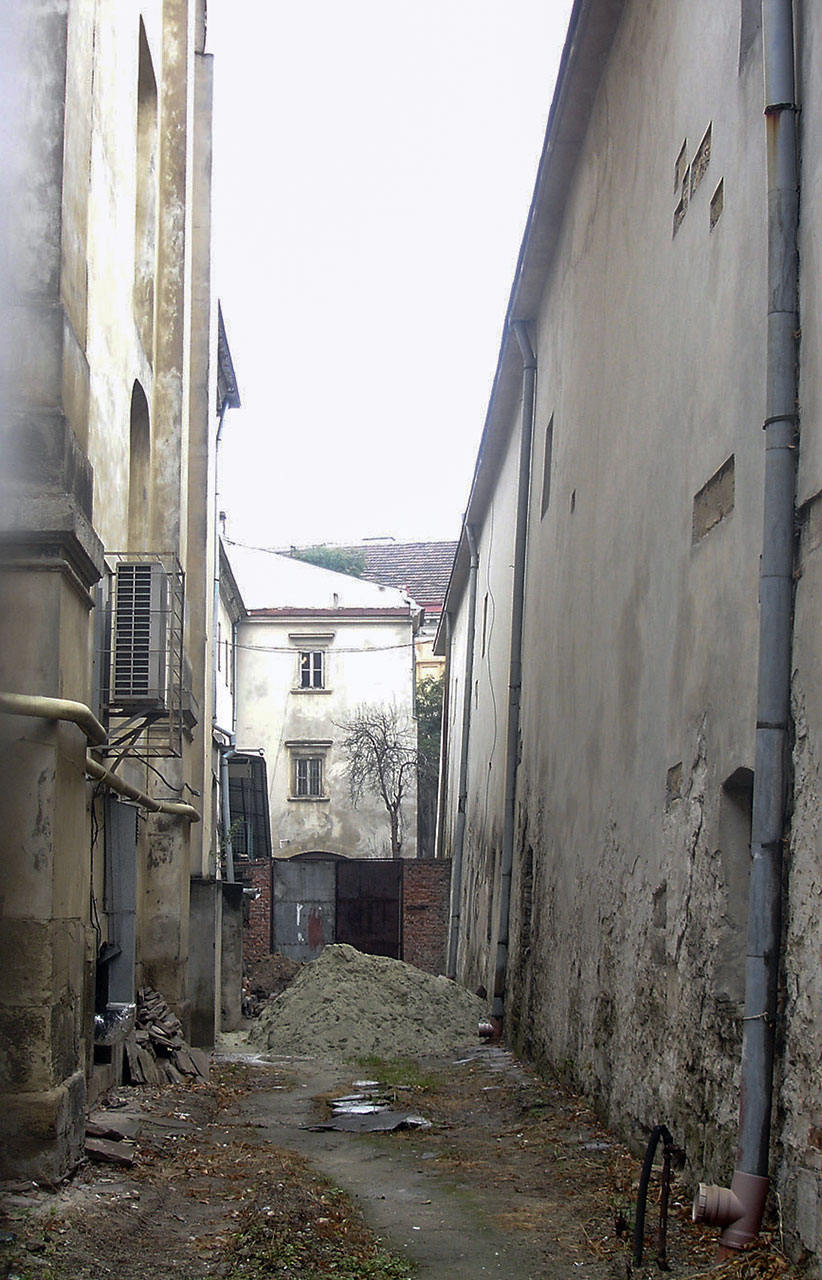 За Домініканським костелом. Фото: Остап Лещук