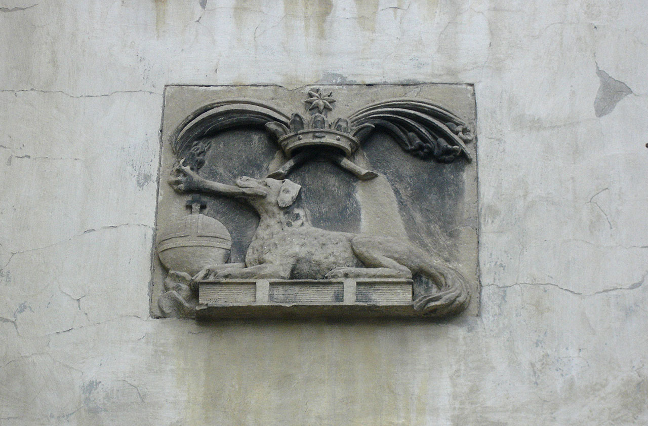 Емблема чернечого ордену домініканців на фасаді церкви Пресвятої Євхаристії. Фото: Остап Лещук.