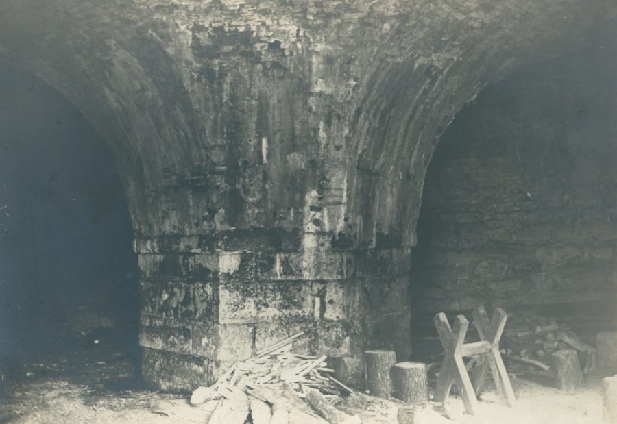 Внутрішній інтер'єр казематів Бродівського замку. Фото 1910 року