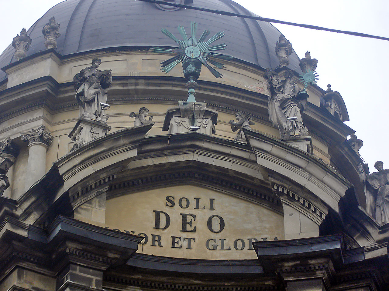 Церква Пресвятої Євхаристії (Домініканський костел). Напис при вході гласить "Soli Deo honor et gloria" ("Єдиному Богу честь і хвала"), Львів.Фото: Остап Лещук