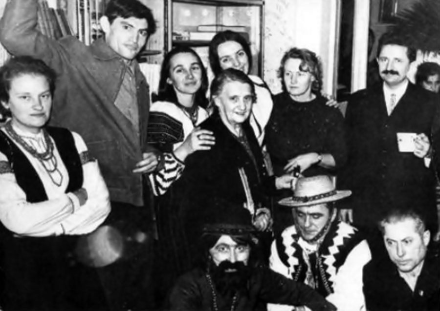 9 січня 1972 року. Різдво в домі Садовських у Львові. Стоять — Любомира Попадюк, Василь Стус, Олена Антонів, Ірина Калинець, Марія й Ганна Садовські, Михайло Горинь; сидять — Стефанія Шабатура, вбрана циганом, Мар’ян Гатало, Олександр Кузьменко. Через три дні Стус, Калинець та Шабатура були заарештовані / http://his.img.pravda.com/images/doc/2/5/257e10a-rizdvo2.jpg 