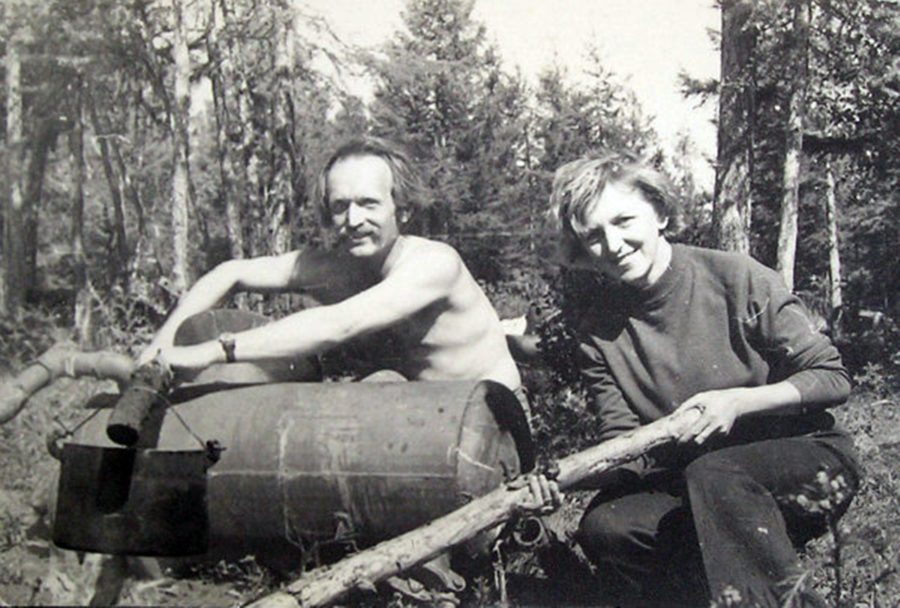 В'ячеслав Чорновілз дружиною Атеною Пашко у Якутії, літо 1968 р. / http://his.img.pravda.com/images/doc/4/a/4a7a080-1.jpg