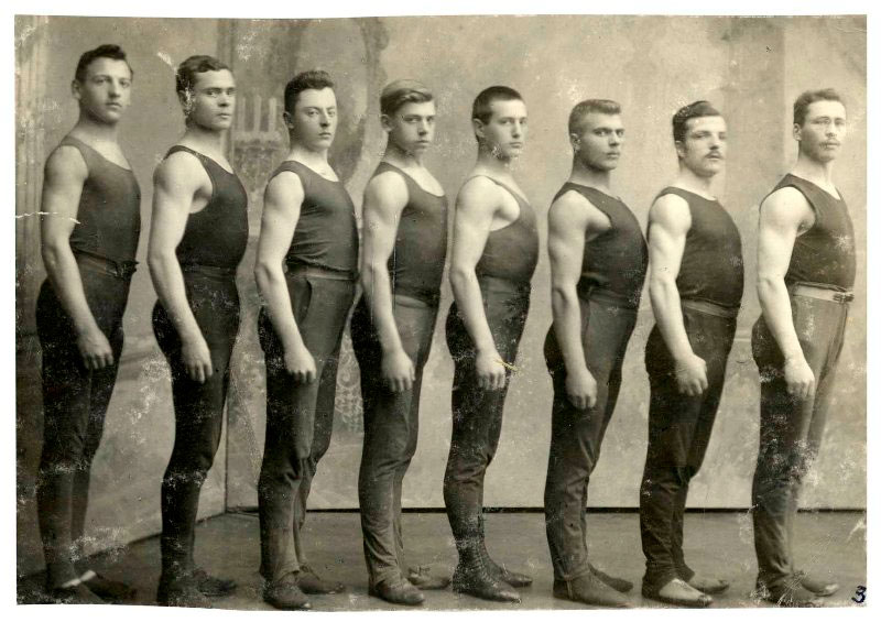 Відділ старших учнів-руховиків львівського товариства “Сокіл-Батько”. Зліва направо: Т. Козловський, Степан Гайдучок, Петро Франко, Степан Цимбала, Гнатів – учитель семінарії, Степан Кизима, Анатоль Лукашевич, Іван Сохацький – провідник відділу. Львів, здогадно 1910 р.