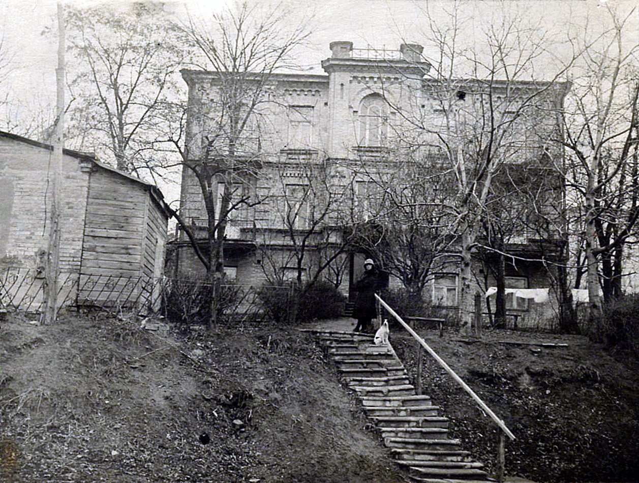 Дім на Паньківській, 9 у Києві, де жила родина Грушевськихі. Фото 1927 року.