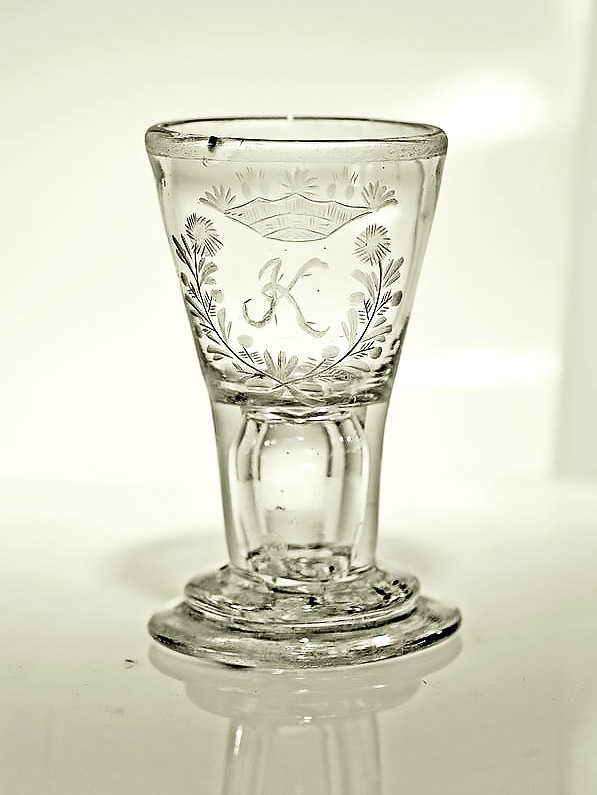 Скло кінця XVIII – початку ХІХ століття. Коростівська гута. Фото надане Михайлом Бокотеєм, директором Музею скла