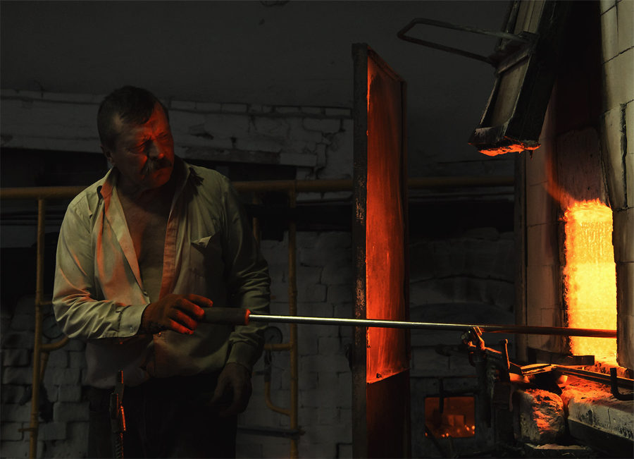 Майстер працює біля гутної печі у Львівській академії мистецтв. Фото: Ксенія Янко