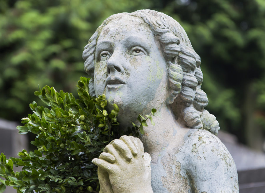 Дитя підносить руки у молитві. Провідний мотив творчості Павло Ойтелє. Фото: Ксенія Янко