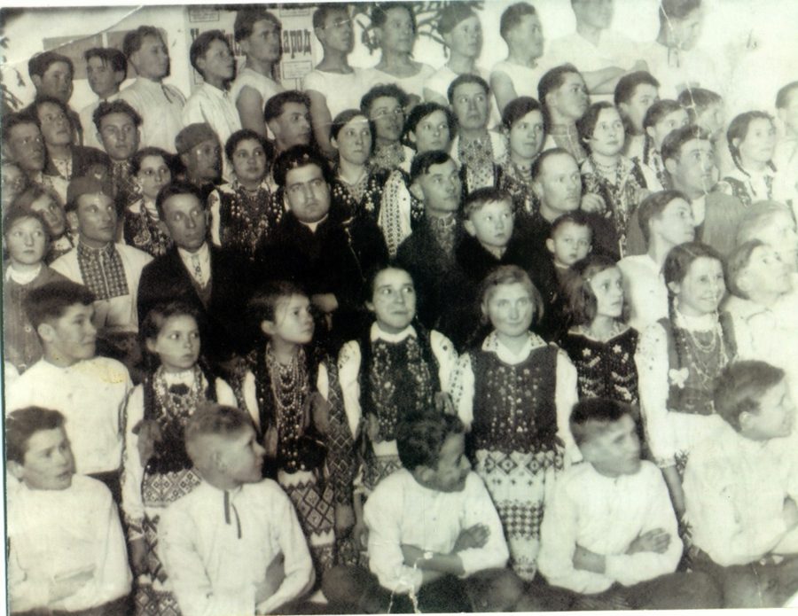 Хороснянські Соколи , старшина та доріст . 2 ряд з ліва: дівчата Мисакович Марія, Чичкевич Ольга, Мазур Ганна, Билень Марія, Кульба Орися, Кульба Марія. 3 ряд з ліва: Дашків Катерина, Горак Іван, Матвіїв Захарій, отець Мендюк, Хомин Григорій з сином Євгеном. 4 ряд з ліва: Буць Василь, Кузь ?, Дикий Михайло, Дика Марія, Фітьо Анастасія, Мазур Іван, Мазур Марія, Онуфрій Левандович з сином Степаном, Лозинський Павло.