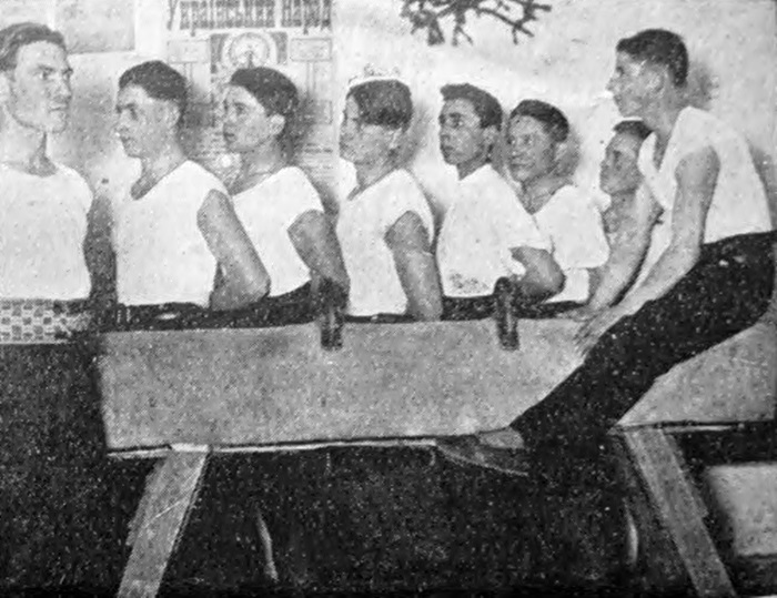 Вправи на коні - крайній зліва Григорій Хомин