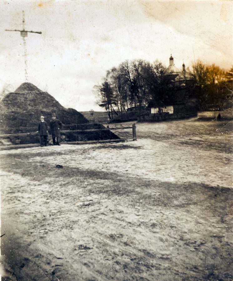 Кіпець на честь героїв визвольних змагань на громадській площі у Хоросно Старому