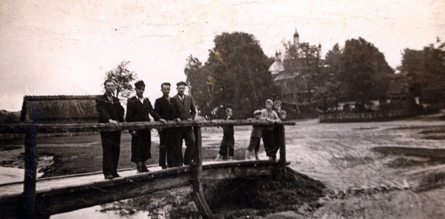 Лопатка Михайло з побратимами на громадській площі(місток через Деревацький потік)