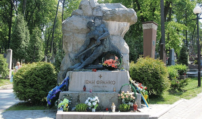 Скульптура на могилі І. Франка