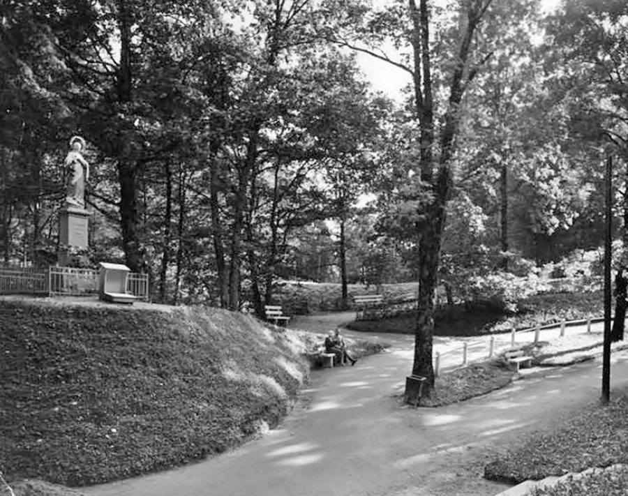 Статуя Матері Божої в парку, поч. ХХ ст.