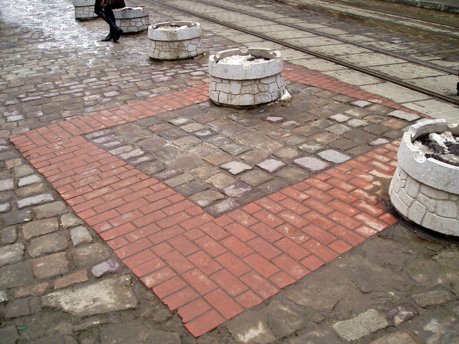 Трасування на дорожньому покритті фундаментів віднайденої археологами готичної каплиці у Львові на площі Катедральній